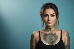 ai gegenereerd portret van een vrouw met een lichaam vol van artistiek tatoeages foto