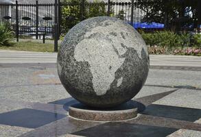 graniet kom gegraveerde kaarten van de wereld. de symbool van vrede en foto