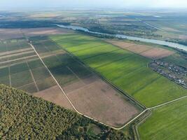 top visie van de klein dorp. luchtfotografie bovenstaand de dorp foto