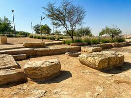 openbaar barbecue plaats in een wadi namar park Riyadh . de steen blok staat toe mensen naar rooster voedsel buitenshuis. brand plaats voor een bbq feest. foto