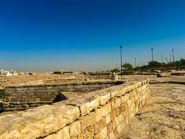 openbaar barbecue plaats in een wadi namar park Riyadh . de steen blok staat toe mensen naar rooster voedsel buitenshuis. brand plaats voor een bbq feest. foto