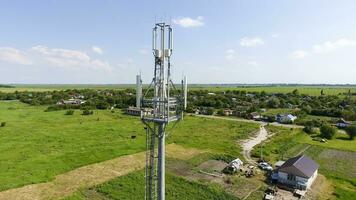 cellulair toren. uitrusting voor doorgeven cellulair en mobiel signaal foto