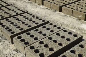 sintel blokken liggen Aan de grond en droog. Aan sintel blok produceren foto