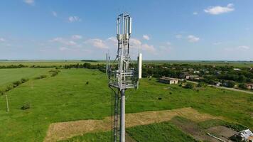 cellulair toren. uitrusting voor doorgeven cellulair en mobiel signaal foto