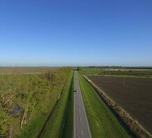 weg route. een visie van bovenstaand Aan een tweebaans weg in een landelijk Oppervlakte. asfalt weg. foto