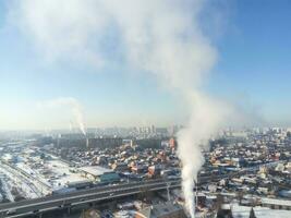 winter dorp. ijzig zonnig dag in de stad. sneeuw Aan de straten een foto