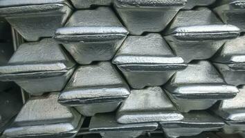 aluminium ingots. vervoer van aluminium voor exporteren foto