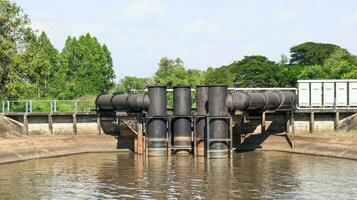 zwart water pompen pijpen zijn in de klein rivier- foto