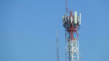 visie van telefoon communicatie toren met haar uitrustingen foto