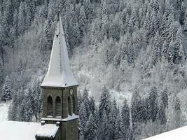 sneeuw gedekt kerk toren foto
