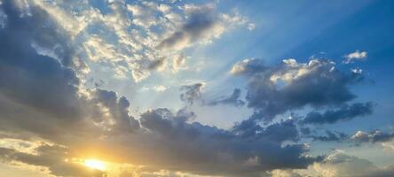 Doorzichtig en sereen lucht, zacht wolken schilderij een hemel- afbeelding. de rustig schoonheid van de atmosfeer naar verbeteren uw projecten. aankoop deze hemel- beeld naar inspireren en boeien. foto