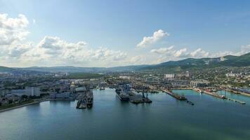 industrieel zeehaven, top visie. haven kranen en lading schepen en schepen. foto