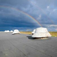 regenboog, visie van de dak van de gebouw. ventilatie verkooppunten foto