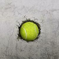 tennis bal vliegend door de muur met scheuren foto