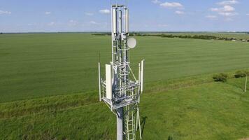 cellulair toren. uitrusting voor doorgeven cellulair en mobiel signaal foto