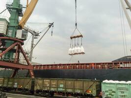 geladen vracht auto's in de haven. passage van auto's onder de toren foto