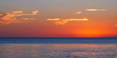 zonsondergang op zee foto