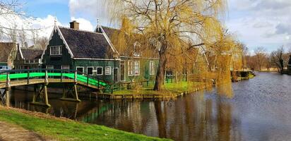 huizen Aan de rivier. reizen in Nederland foto