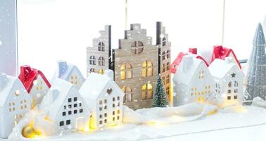 knus Kerstmis decor klein huis van klein grootte Aan venster dorpel met sneeuw buiten de venster. geschenk voor nieuw jaar. verzekering, in beweging naar nieuw huis, hypotheek, huur en aankoop echt landgoed foto