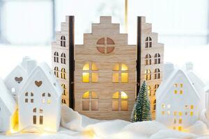 knus Kerstmis decor klein huis van klein grootte Aan venster dorpel met sneeuw buiten de venster. geschenk voor nieuw jaar. verzekering, in beweging naar nieuw huis, hypotheek, huur en aankoop echt landgoed foto