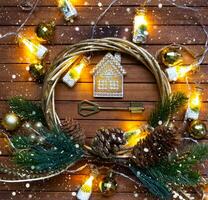 sleutel naar huis met een sleutelhanger klein huis Aan houten achtergrond met Kerstmis decor indeling. geschenk voor nieuw jaar, kerstmis. gebouw, projecteren, in beweging naar nieuw huis, hypotheek, huur en aankoop echt landgoed foto