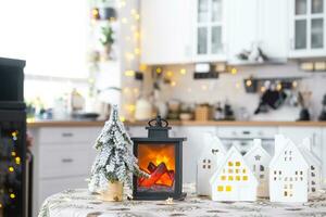 knus Kerstmis decor klein huis van klein grootte Aan tafel van feestelijk wit modern keuken. geschenk voor nieuw jaar. verzekering, in beweging naar nieuw huis, hypotheek, huur en aankoop echt landgoed foto