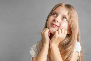 portret van positief vrolijk meisje schattig glimlachen foto