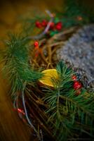 Kerstmis en nieuw jaar nog steeds leven met Kerstmis boom takken, koekjes en bessen foto