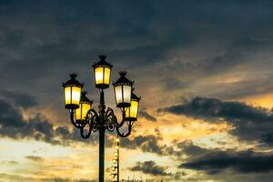 stad lamp voor straat verlichting en ruimte in de omgeving van foto