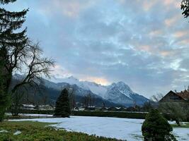 zonsopkomst achter de berg reeks in garmisch-partenkirchen Beieren zuidelijk Duitsland foto