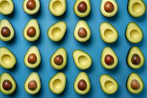 vlak leggen van avocado besnoeiing fruit dat biedt ongelooflijk voeding en Gezondheid voordelen foto