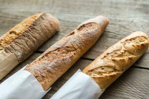 drie stokbrood op de houten achtergrond foto