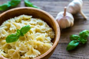 farfalle pasta met Alfredo saus foto