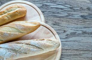 drie stokbrood op de houten achtergrond foto