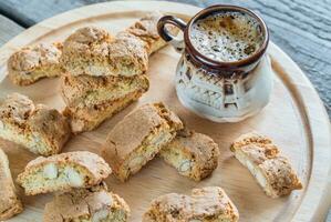 cantuccini met amandelen en kop van koffie foto