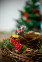 Kerstmis rustiek rieten nest met rood bessen Aan houten achtergrond. foto