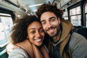 ai gegenereerd portret van gelukkig multi-etnisch paar glimlachen Bij camera in bus foto