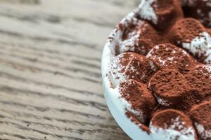 deel van geroosterd marshmallows met cacao poeder foto