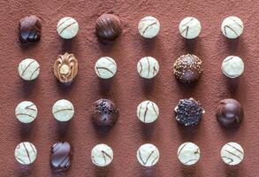 chocola snoepjes Aan cacao achtergrond foto