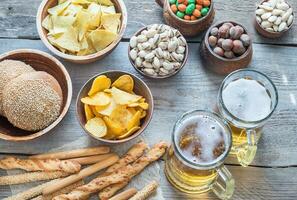 twee bril van bier met voorgerechten foto