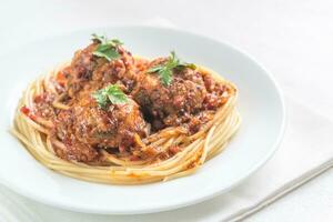 kalkoen gehaktballen met pasta en vers erwten foto