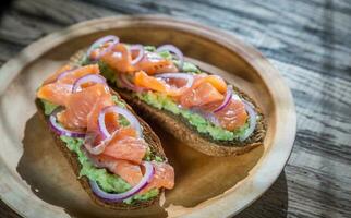 toast met avocado en gerookt Zalm foto