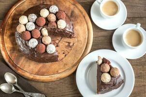 deel van Sacher torte met twee cups van koffie foto