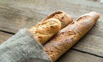 drie stokbrood op de houten achtergrond foto