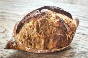 volkoren brood Aan de houten achtergrond foto