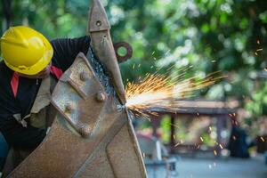 snijdend staal met gas, gas- lassen en oxy-fuel snijdend zijn processen dat gebruik brandstof gassen en zuurstof naar lassen en besnoeiing metalen, respectievelijk. foto