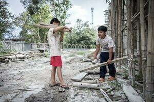 kinderen gedwongen naar werk moeilijk Bij bouw plaats, kind arbeid concept, arm kinderen slachtoffers van menselijk mensenhandel werkwijze, armoede, kind misbruik. foto