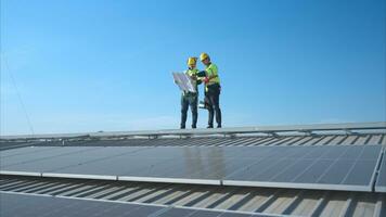 beide van technicus werken Aan een fotovoltaïsche zonne- panelen foto