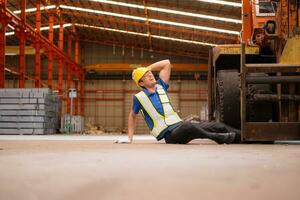 jong Mens werken in een staal industrie fabriek. hij was kritisch pijn doen wanneer een heftruck liep over- zijn been en had naar worden vervoerd naar de ziekenhuis. foto