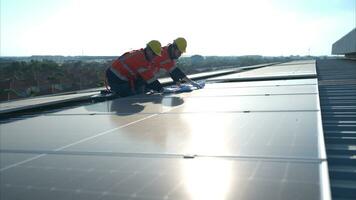 ingenieur en technicus werken Aan de zonne- paneel Aan de magazijn dak naar inspecteren de zonne- panelen dat hebben geweest in operatie voor sommige tijd. foto